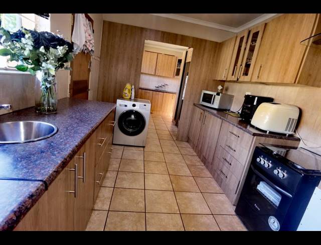 3 BEDROOM HOUSE FOR SALE IN DERSLEY